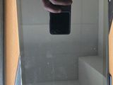 une personne qui prend une photo de son reflet dans un miroir