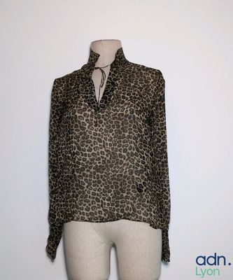 une photo d'un mannequin portant une chemise à imprimé léopard
