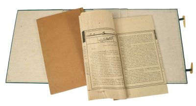 un livre ouvert posé sur une table