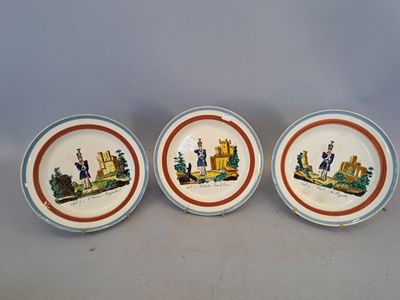 trois assiettes ornées d'une image de château, posées sur une table