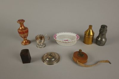 de nombreux objets différents posés sur une table