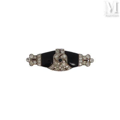 une image représentant une broche en noir et blanc sertie de diamants