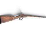 un vieux fusil avec un canon en bois sur fond blanc