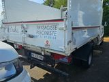 un camion blanc garé à côté d'une voiture blanche