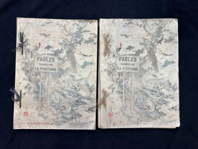 Deux vieux livres sont posés sur une surface noire