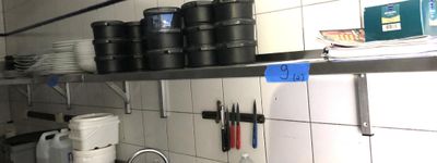 une cuisine avec beaucoup de casseroles et de poêles sur les étagères