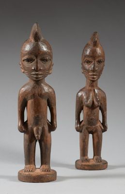deux figurines en bois sculptées représentant un homme et une femme