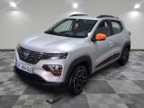 une voiture argentée et orange garée dans un garage