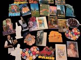de nombreuses cartes et cartes postales disposées sur une table