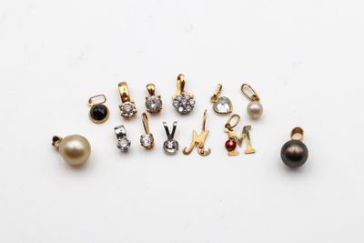 une collection de boucles d'oreilles et de pendentifs en perles et en diamants