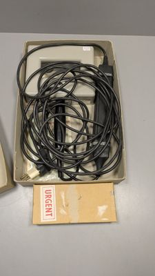 un boîtier avec un clavier et une souris posés sur la table