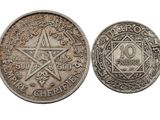 une pièce d'argent sur laquelle figurent un pentagramme et une étoile