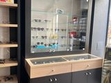 une vitrine contenant des lunettes dans un magasin