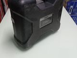 une boîte à outils noire posée sur une table