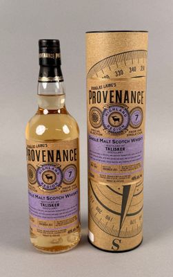 une bouteille de whisky de provenance à côté d'un carton