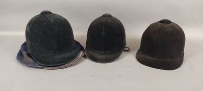 trois chapeaux empilés les uns sur les autres sur une surface blanche