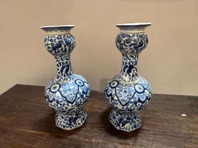 paire de vases en faïence de Delft XVIIIème s. - Photo 1