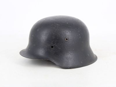 une image représentant un casque sur fond blanc, avec un fond blanc