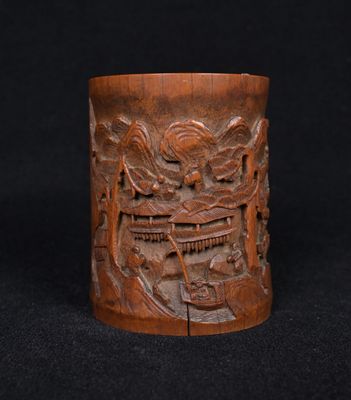 un vieux porte-pinceaux en bois sculpté orné d'un dragon