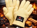 une paire de gants posée sur une table près d'un feu