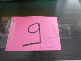 un bout de papier rose sur lequel est inscrit le chiffre 9