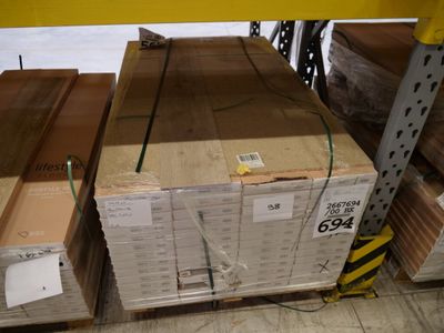 de nombreux cartons empilés sur une palette dans un entrepôt