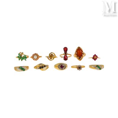 un lot de cinq bagues ornées de pierres de différentes couleurs