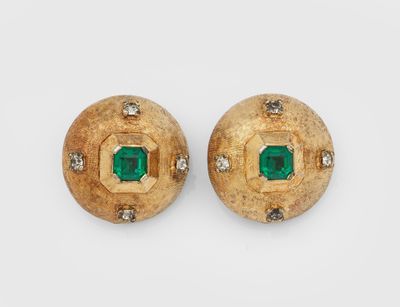 une paire de boucles d'oreilles en émeraude et diamant