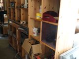 une pièce remplie de cartons et d'étagères