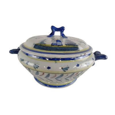 HENRIOT QUIMPER. Soupière en céramique signée.