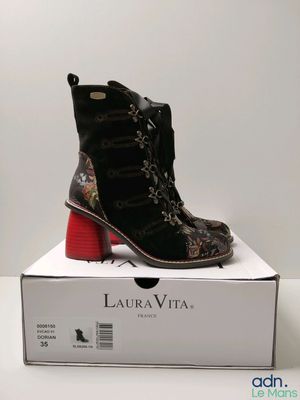 les chaussures se trouvent dans une boîte posée sur une surface blanche
