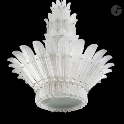 un lustre blanc suspendu au plafond