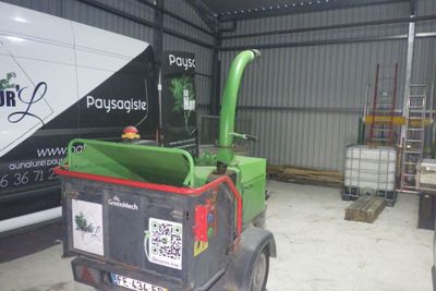 un camion garé dans un garage avec une « Green Machine »