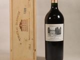 une bouteille de vin rouge à côté d'une caisse en bois