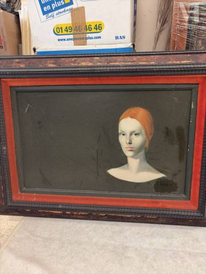 tableau représentant une femme aux cheveux roux, dans un cadre noir
