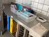 une cuisine équipée d'un plan de travail en inox et d'un réfrigérateur