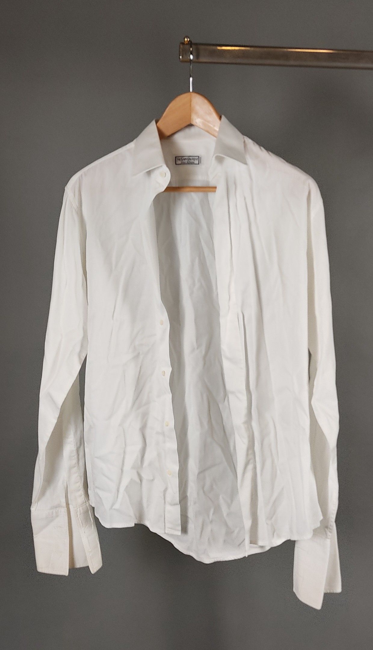 YVES SAINT LAURENT. Chemise à manches en coton blanc.