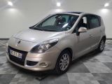 la photo d'une voiture argentée garée dans un garage