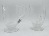 deux tasses en verre transparent, chacune munie d'une anse