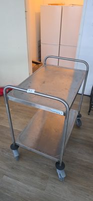 un chariot métallique posé au milieu d'une pièce