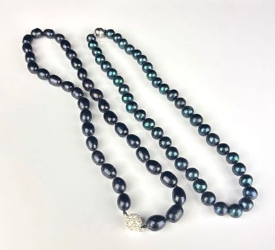 Deux colliers de perles sombres, à fermoirs sphériques en mé…