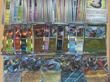 plusieurs types de cartes pokemon sur la table