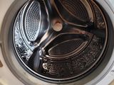 un gros plan sur une machine à laver dans une pièce