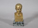 buste en bronze représentant un jeune garçon, orné d'une plaque