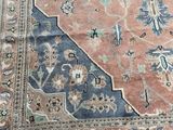 un gros plan sur un tapis sur lequel est allongé un chat