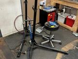 deux fûts et un tabouret dans une pièce