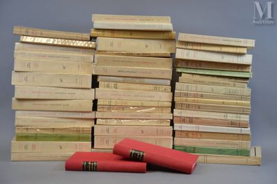 plusieurs livres empilés sur une table