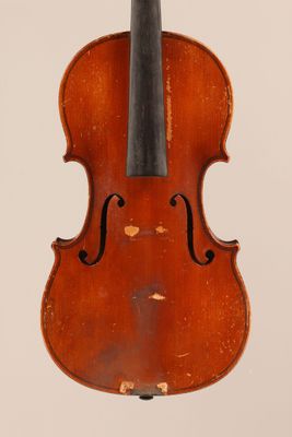 un vieux violon avec un archet sur fond blanc