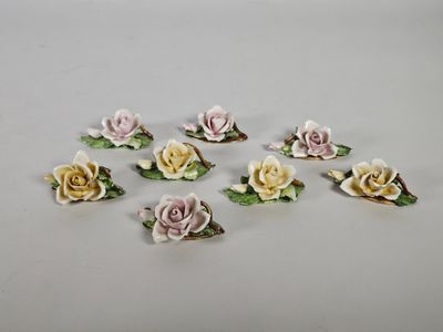 six petites roses blanches et roses, ornées de feuilles vertes