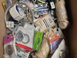 un carton rempli d'appareils électroniques et d'autres objets